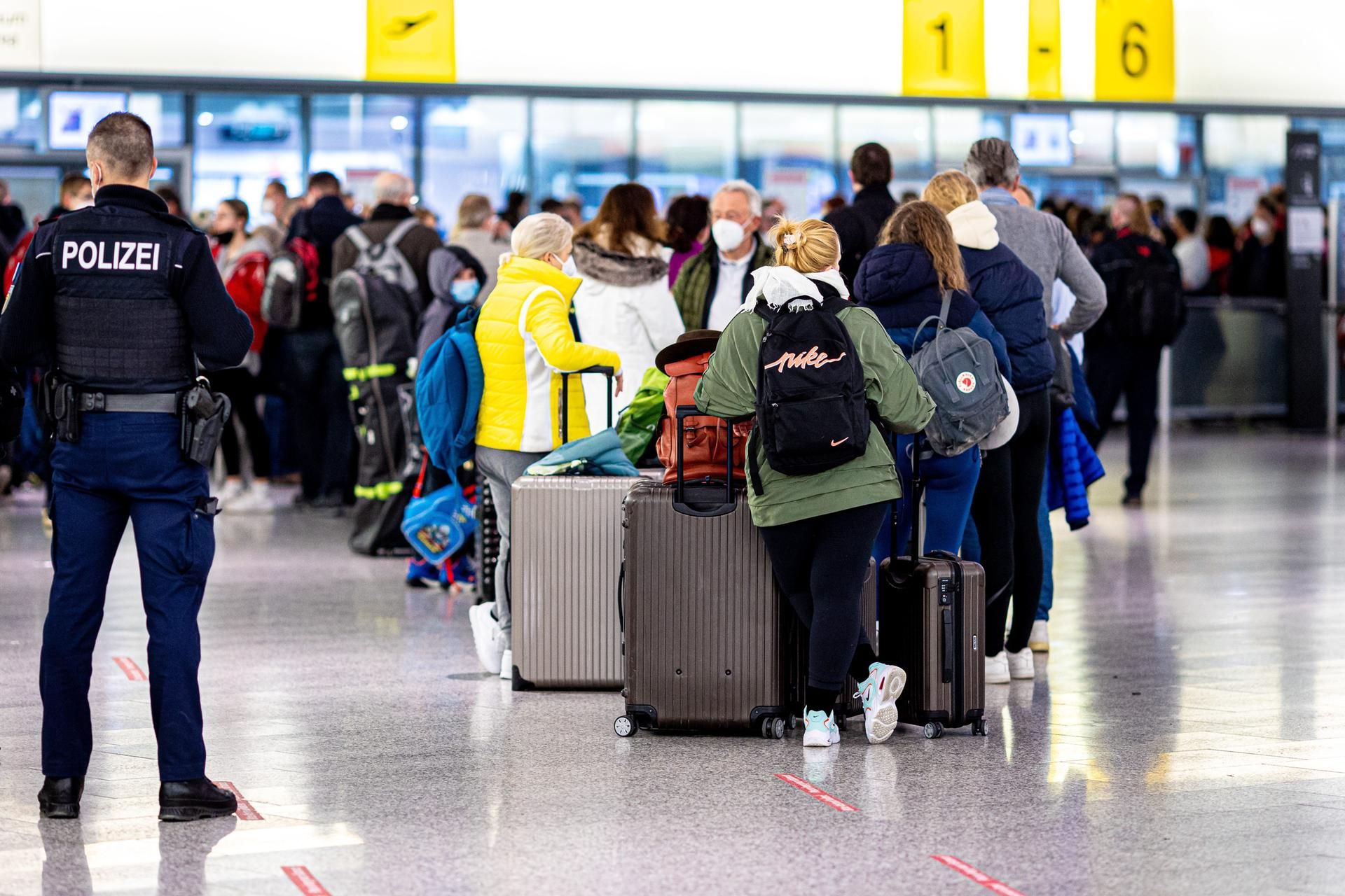Flughafen Maske tragen