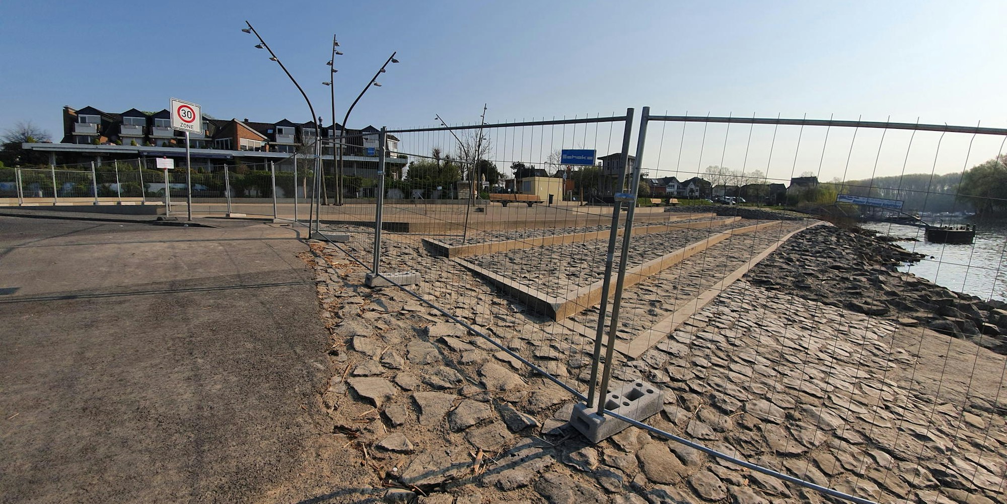 Gesperrtes_Rheinufer3