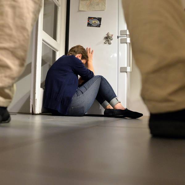 Häusliche Gewalt Beine Mann Frau zusammengekauert