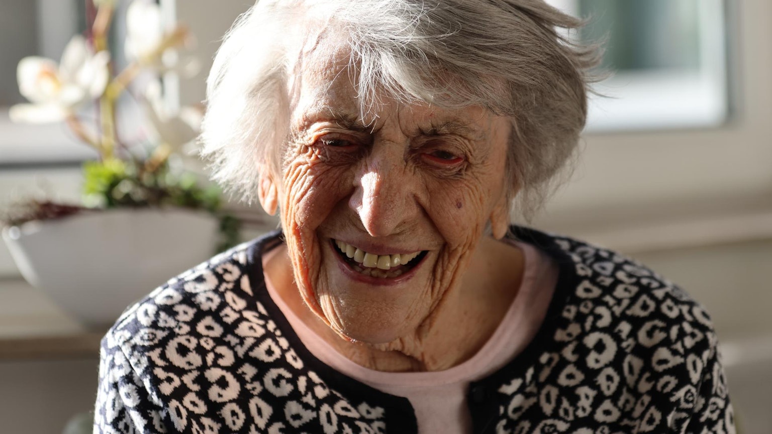 Die Oberbergerin Marianne Mureck lächelt in die Kamera.