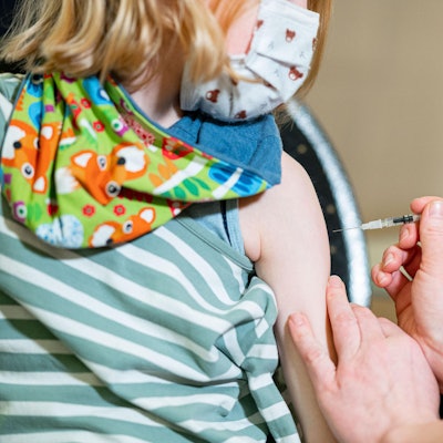 Kleines Kind wird geimpft