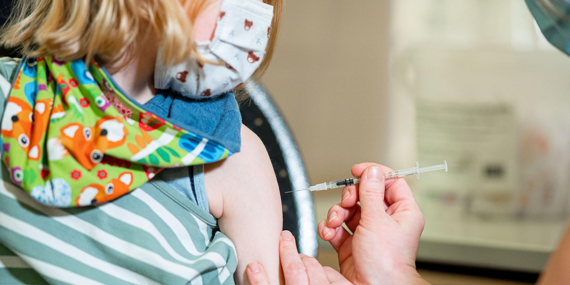 Kleines Kind wird geimpft