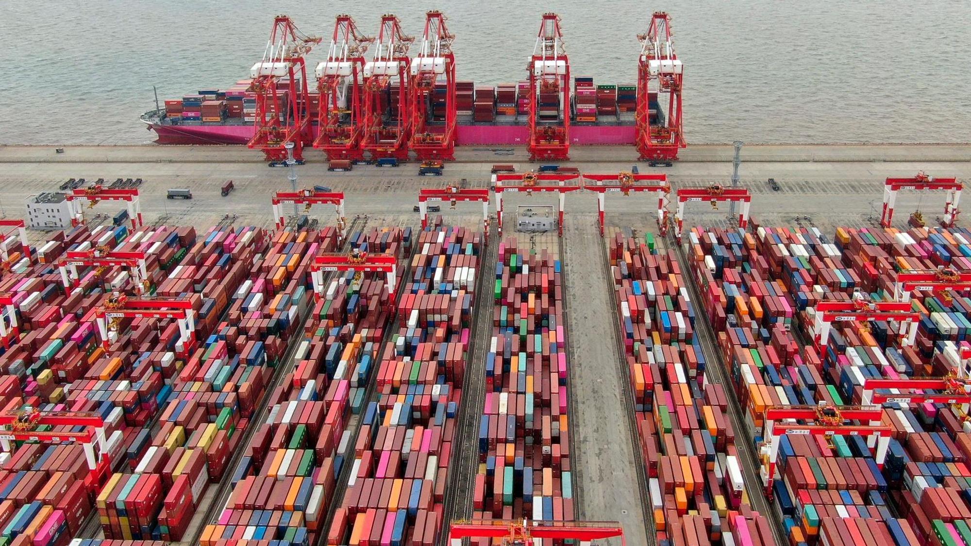 Vom chinesischen Hafen Shanghai aus bringen Containerschiffe Waren in die ganze Welt.
