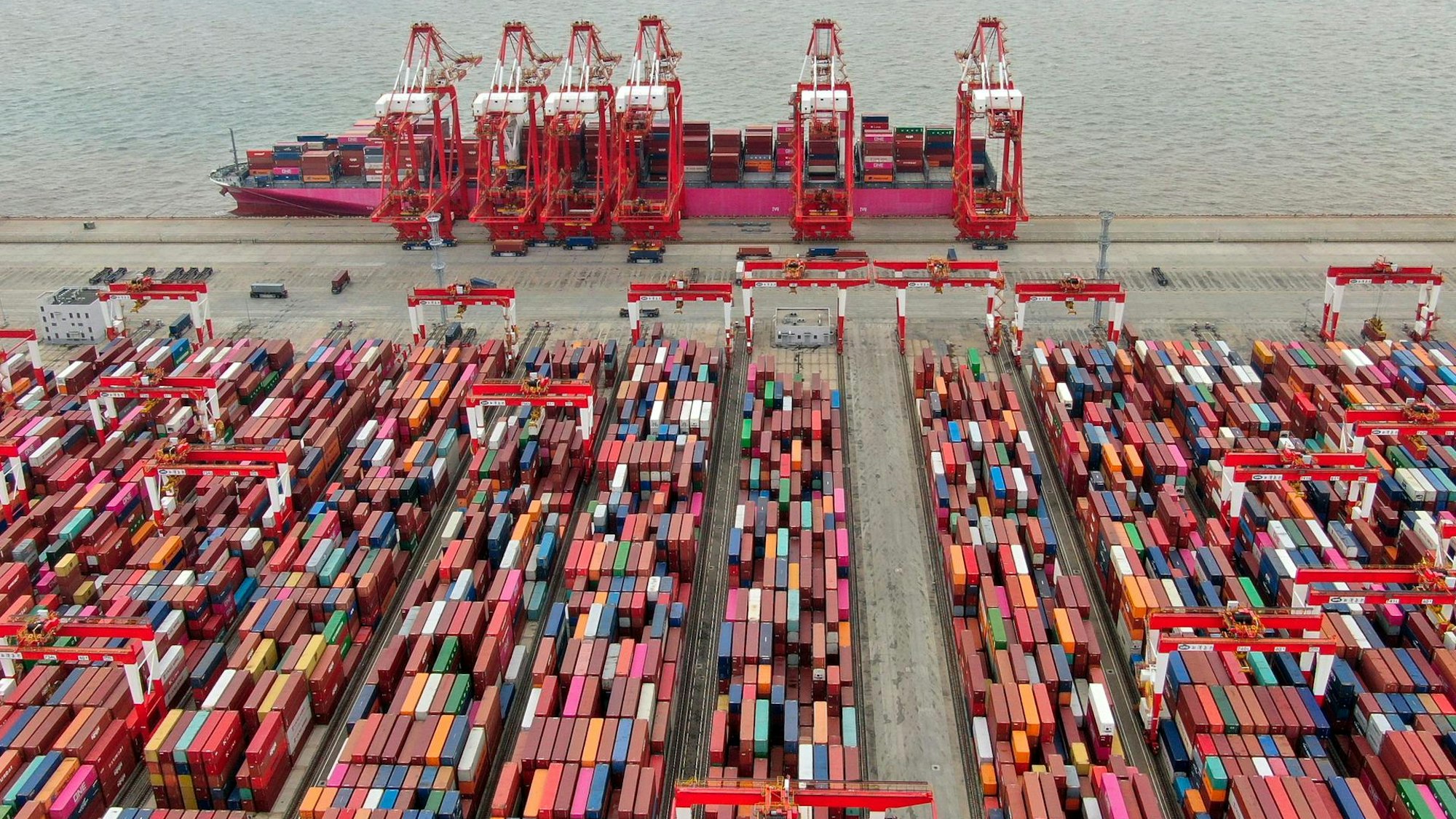Vom chinesischen Hafen Shanghai aus bringen Containerschiffe Waren in die ganze Welt.