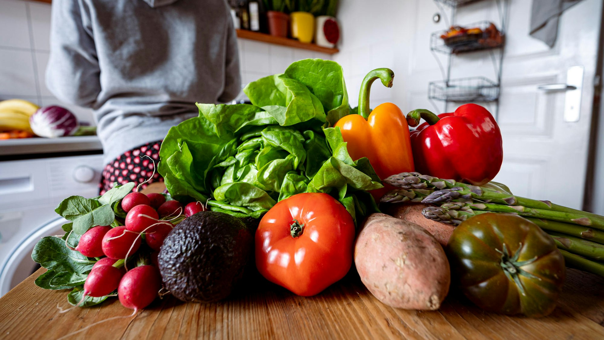 Frisches Biogemüse auf einem Tisch.