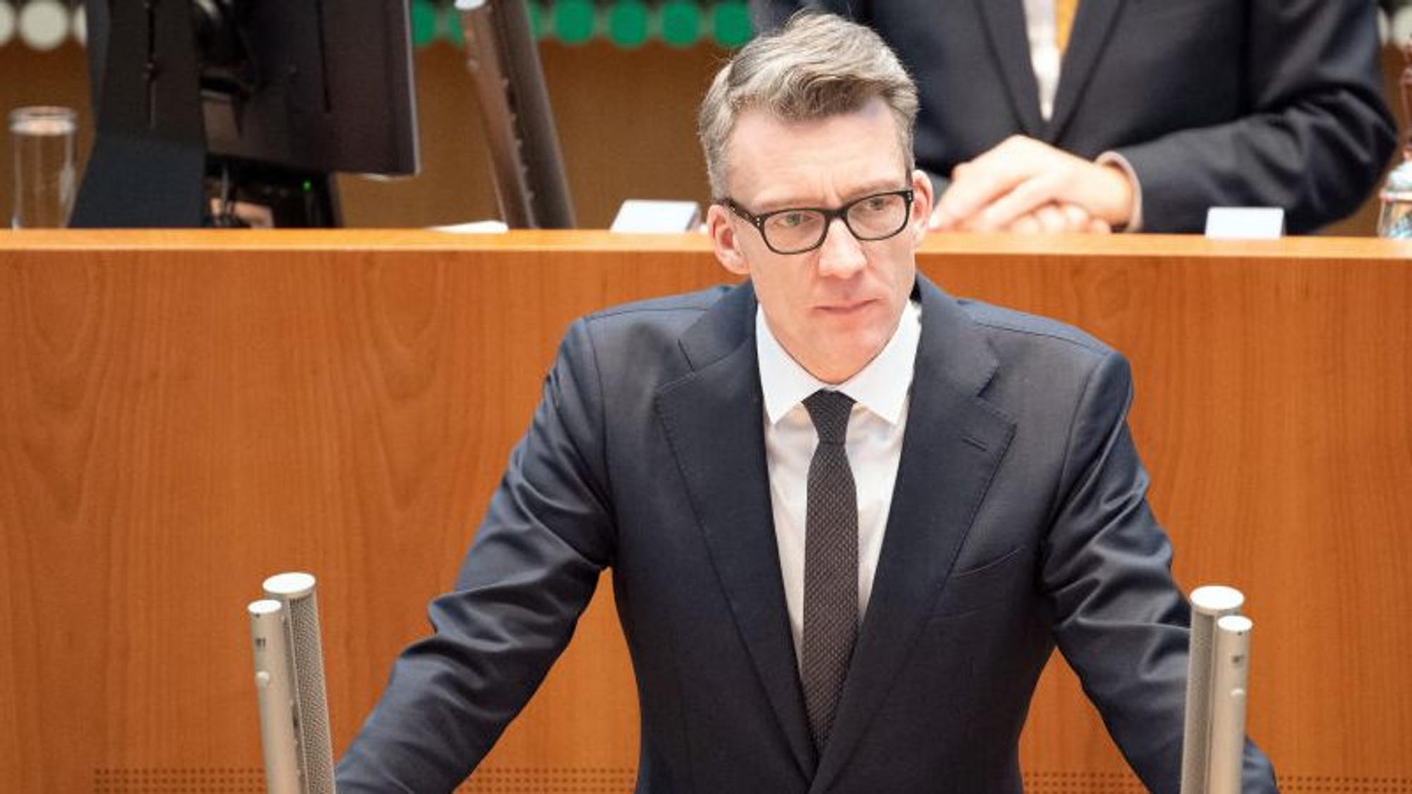 Sven Wolf (SPD) am Rednerpult des Landtags.