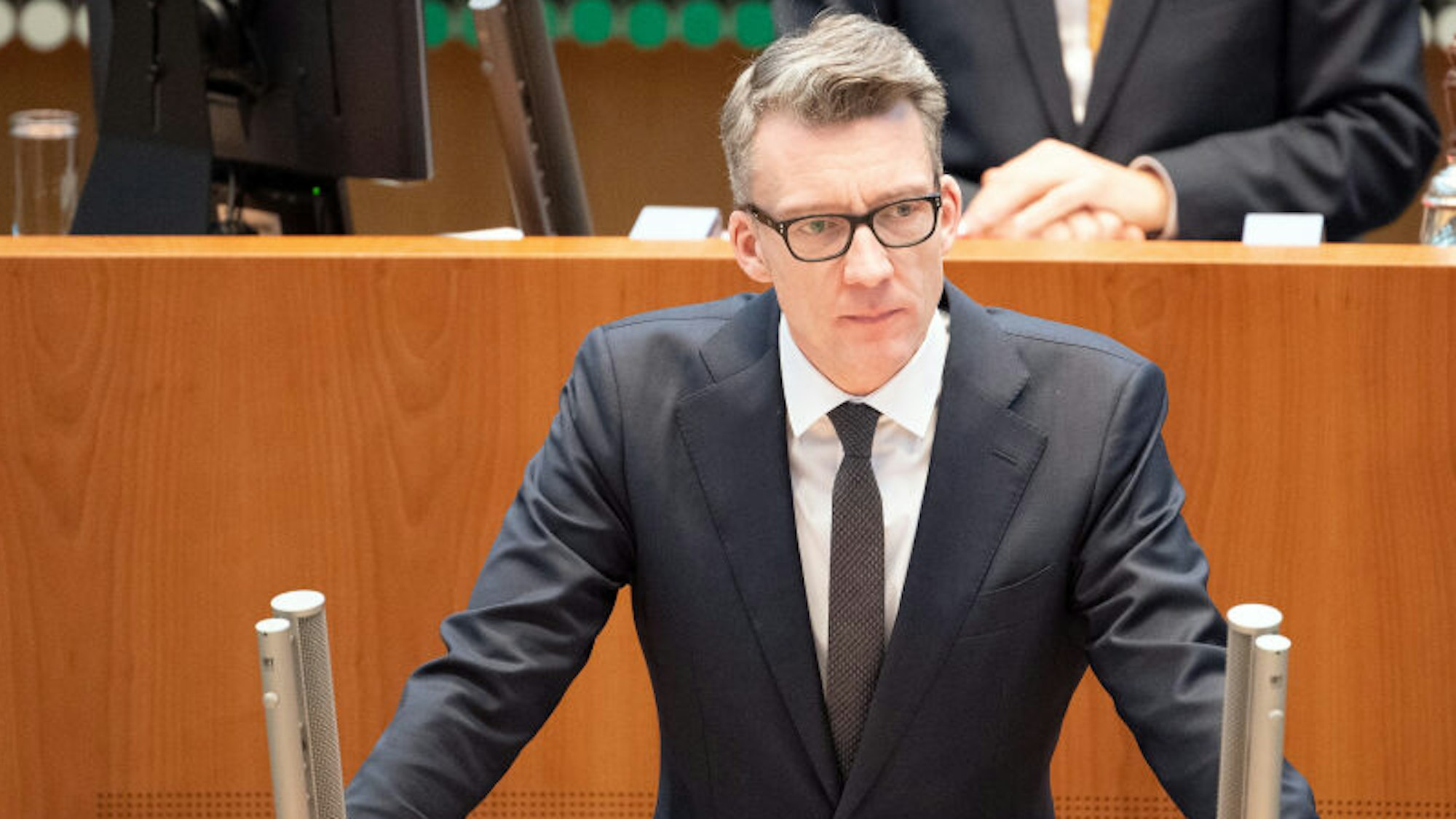 Sven Wolf (SPD) am Rednerpult des Landtags.