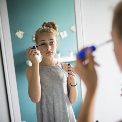 Mädchen_beim_Schminken_imago
