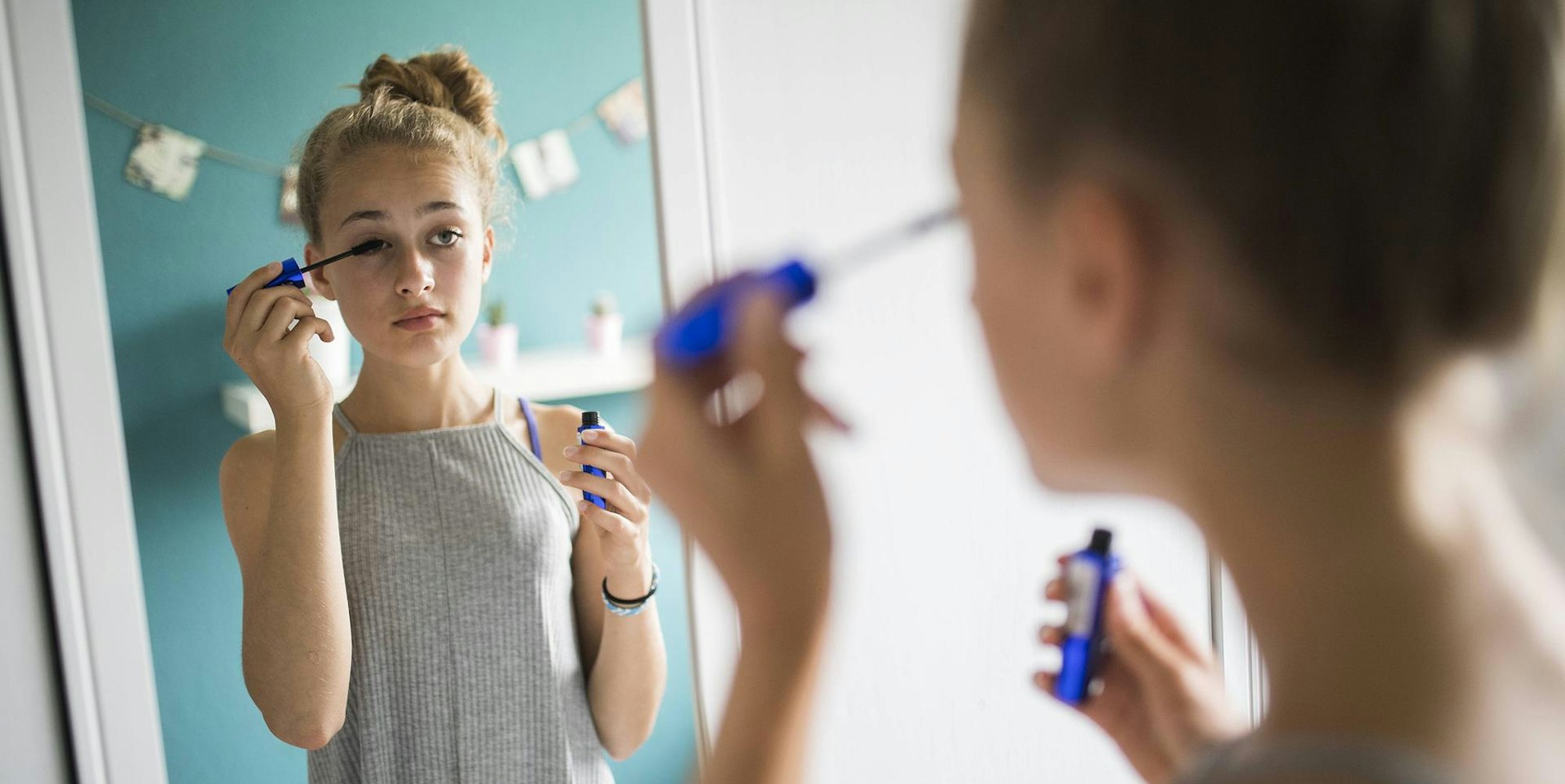 Mädchen_beim_Schminken_imago