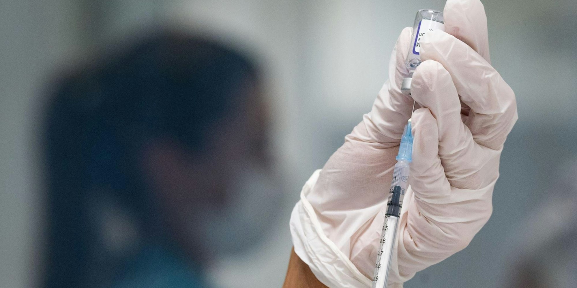 Corona-Impfung Spritze dpa