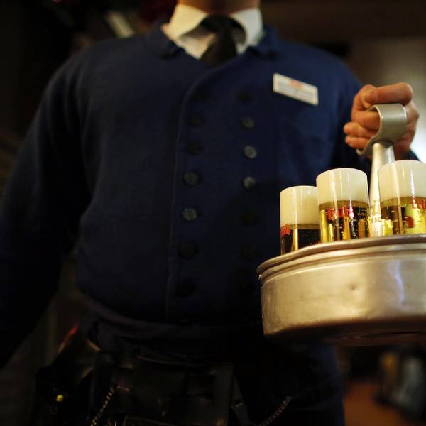 Köbes mit Kölsch