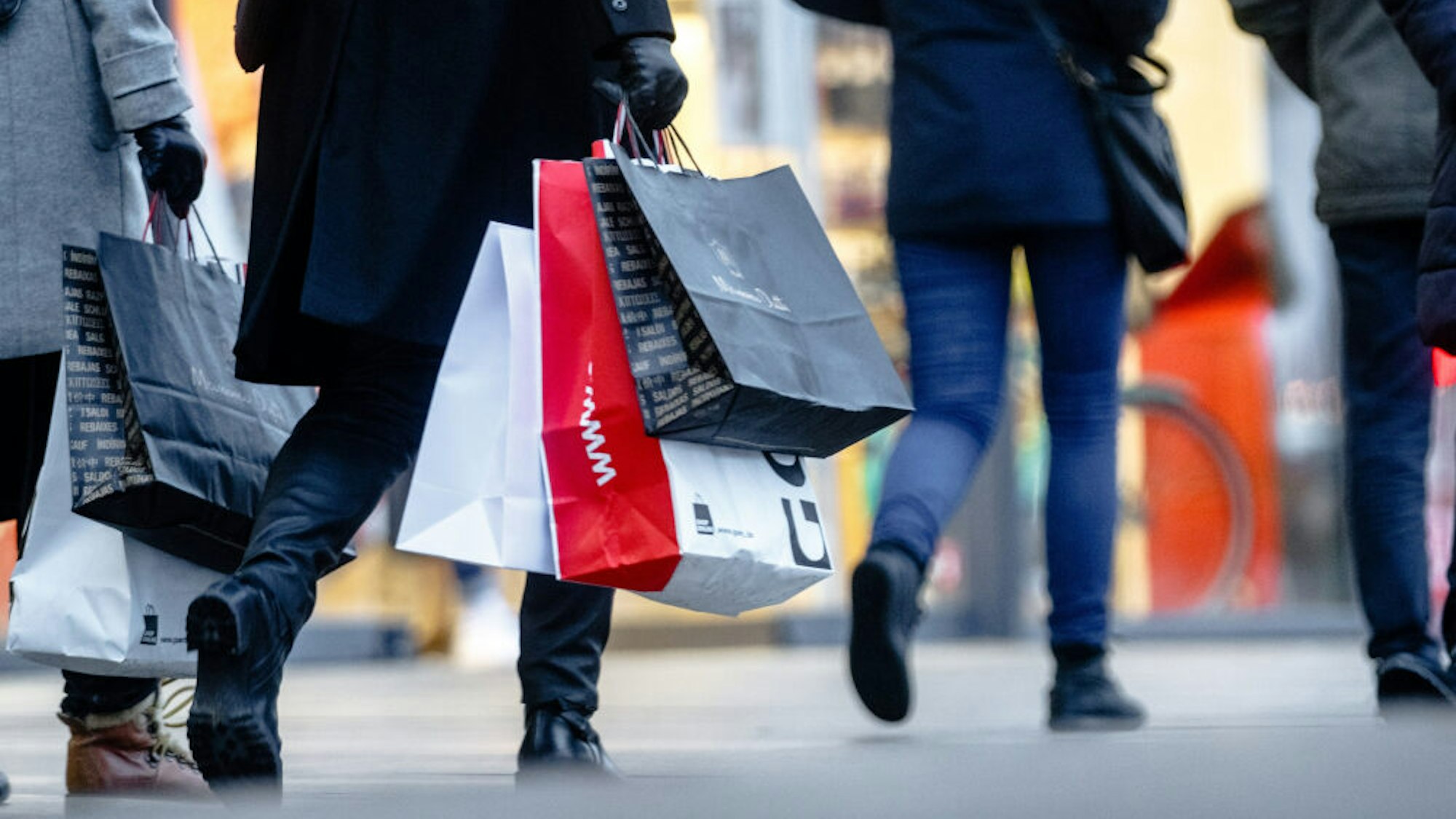 Fußgänger mit Einkaufstüten.