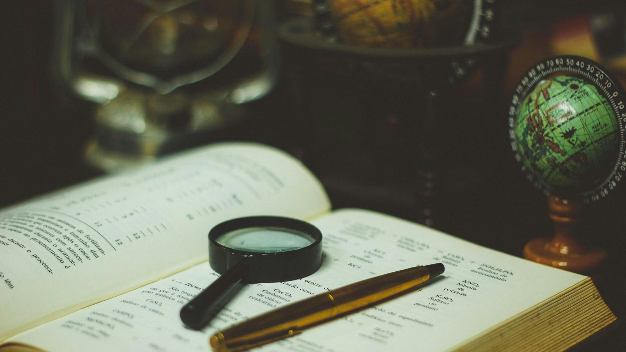 Buch, Lupe und Stift