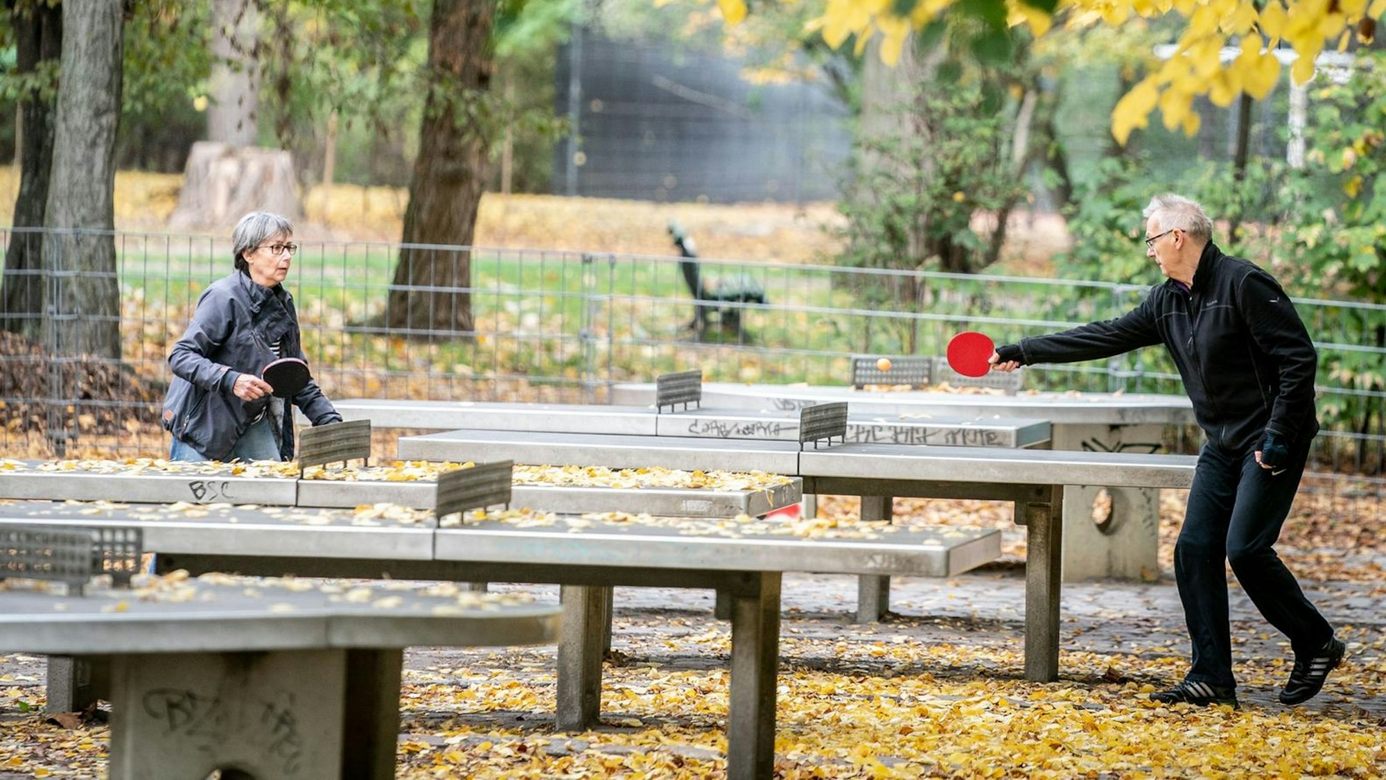 Zwei Menschen spielen Tischtennis