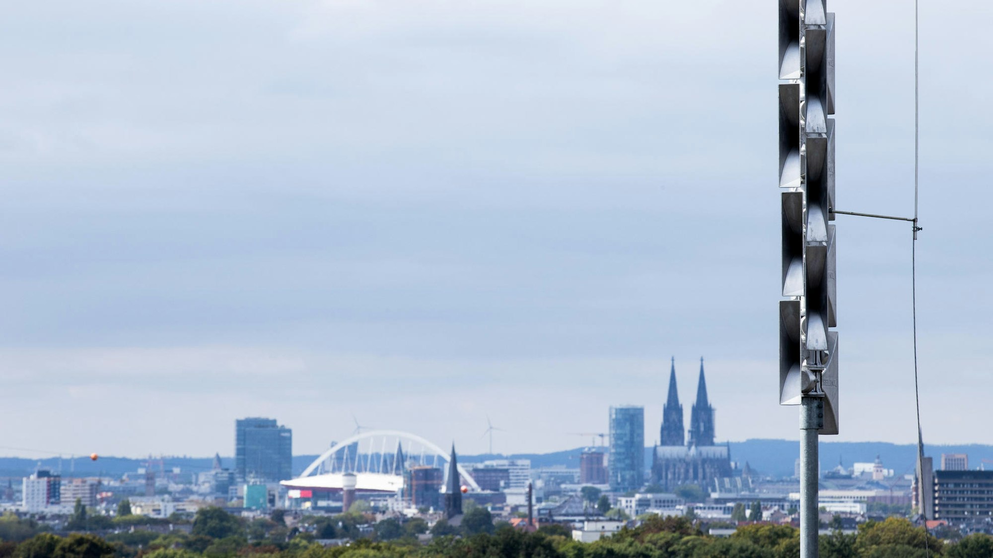 Eine Sirene im Rechtsrheinischen, im Hintergrund der Dom