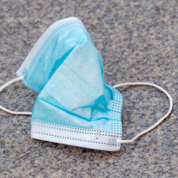 Eine Maske liegt auf dem Boden.