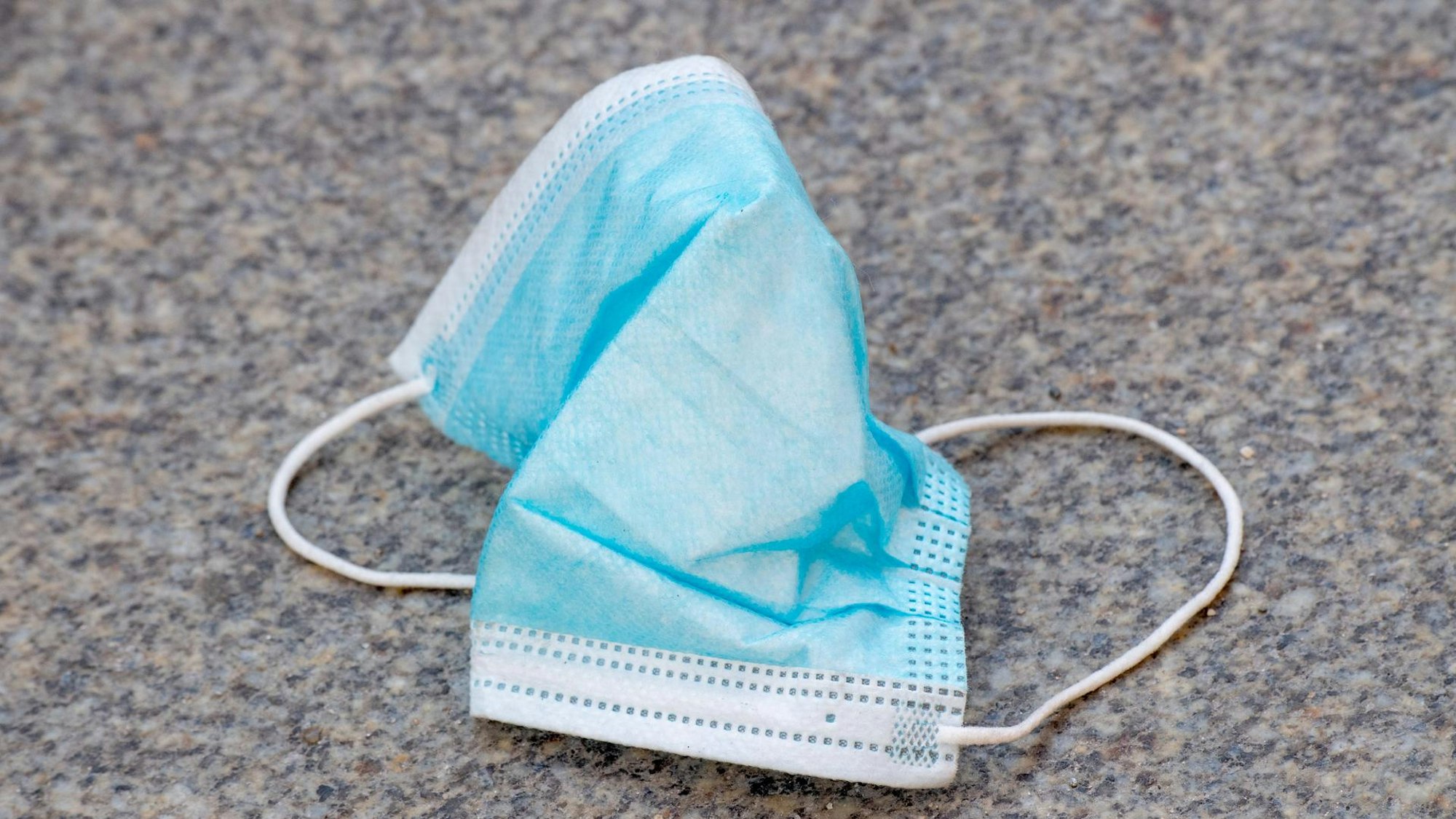 Eine Maske liegt auf dem Boden.