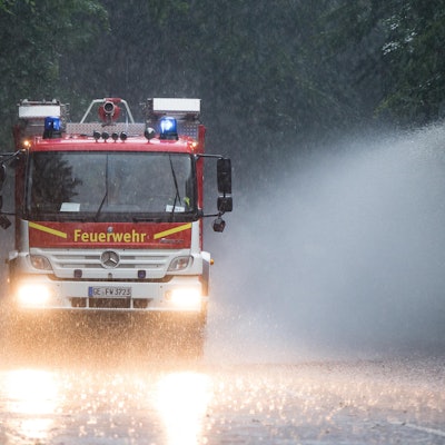 Ein Feuerwehrauto im Regen.