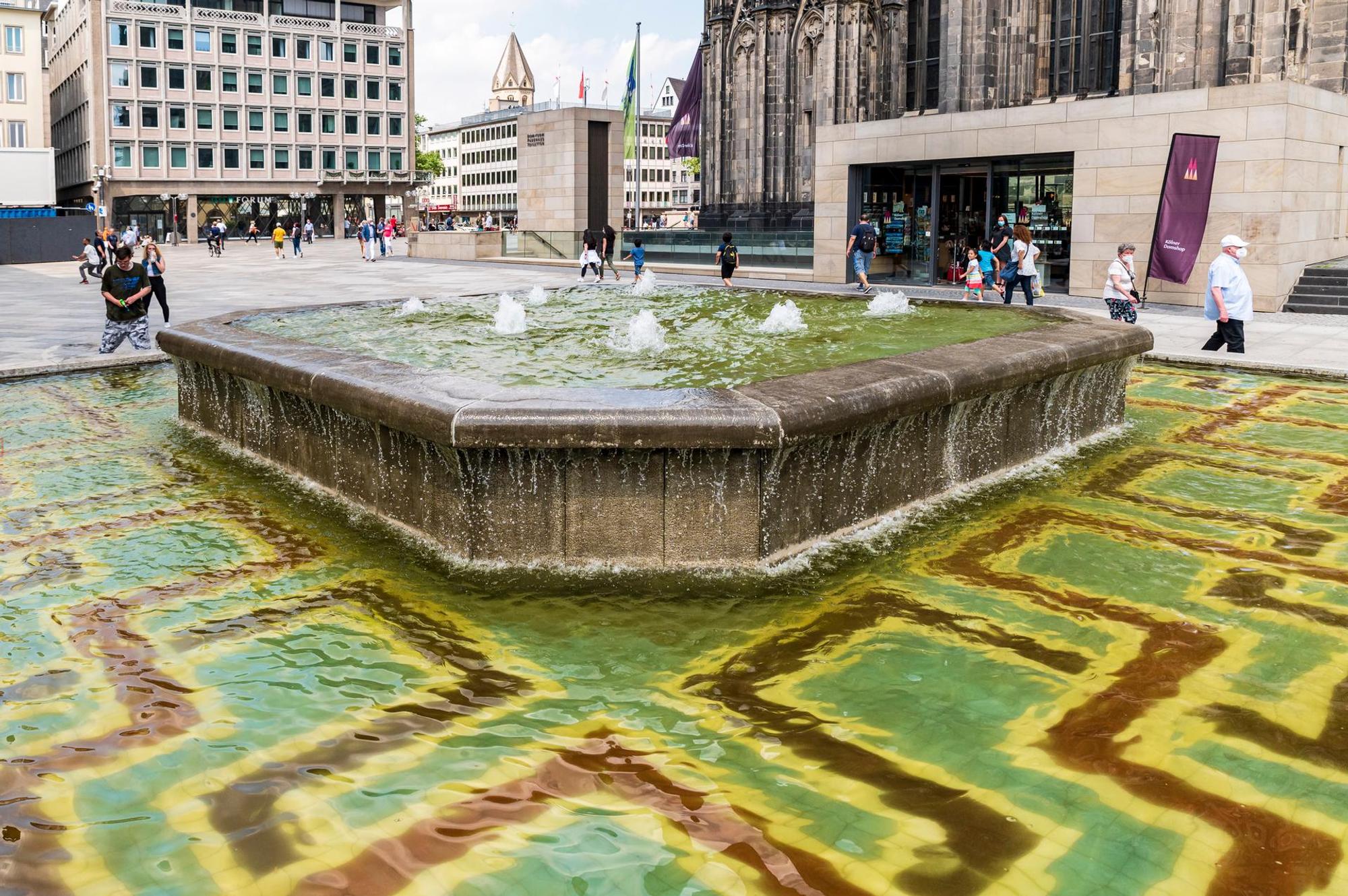 Roncalliplatz Brunnen sprudelt