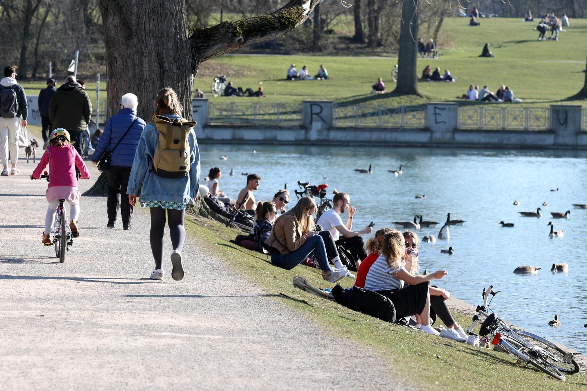 Aachener Weiher mit Menschen