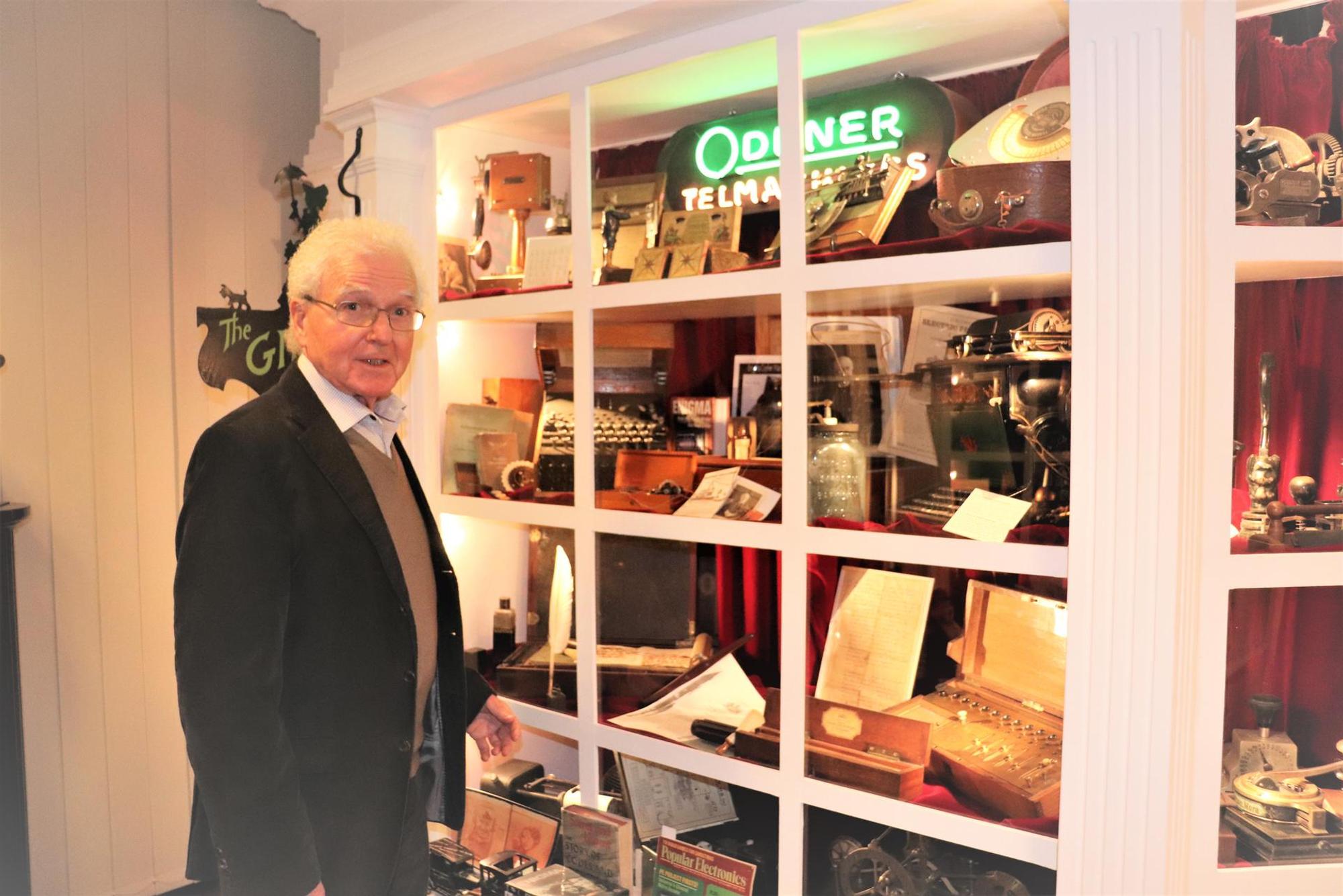 für seine Patentsammlung hat er die Vitirinen englischen Shops nachempfunden