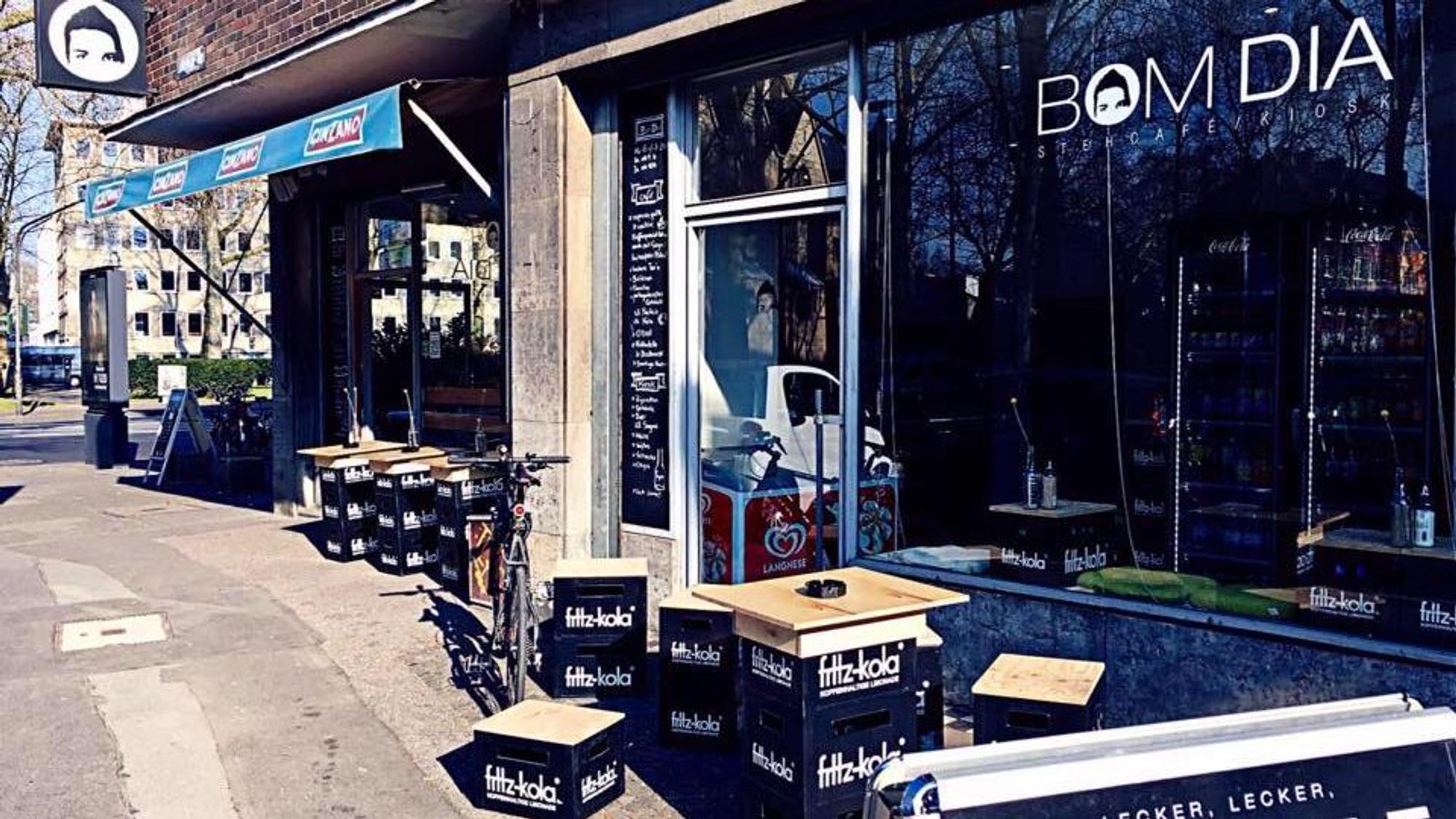 Das Café Bom Dia hat einen Außenbereich mit Möbeln aus Getränkekisten.