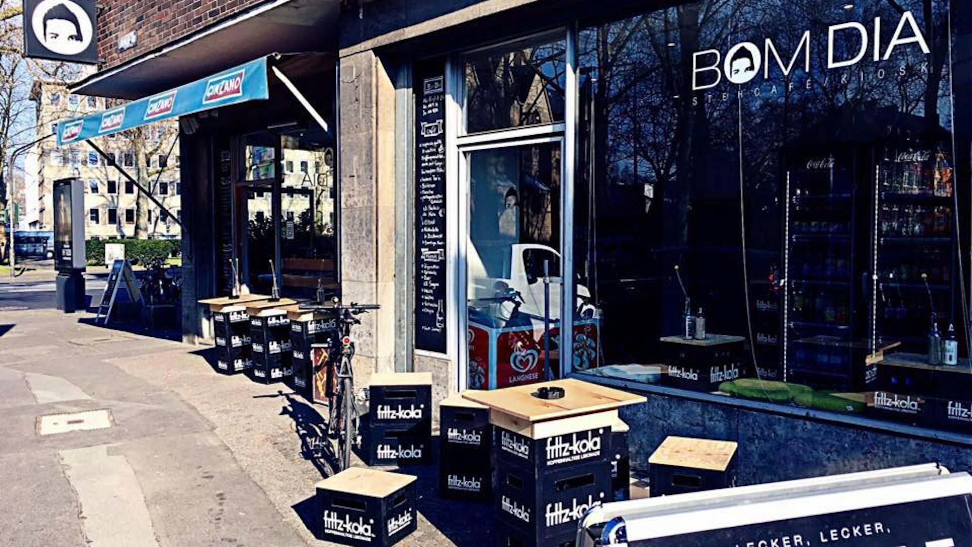 Das Café Bom Dia hat einen Außenbereich mit Möbeln aus Getränkekisten.