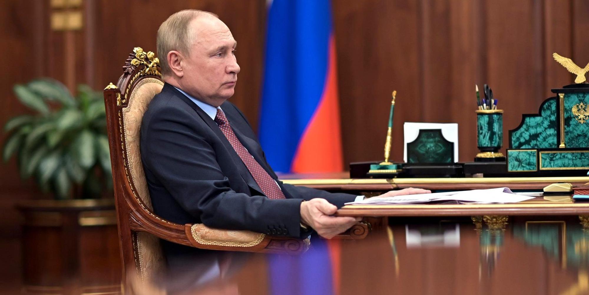 Putin Schreibtisch ap 070422
