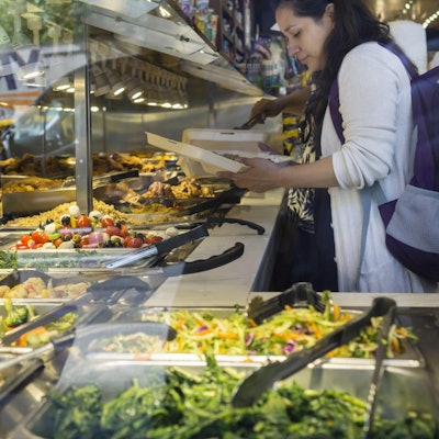Buffet_Frau_Essen_einpacken