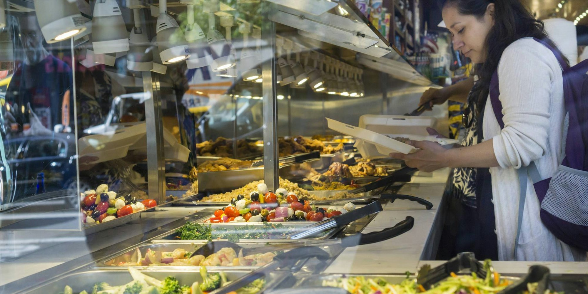 Buffet_Frau_Essen_einpacken