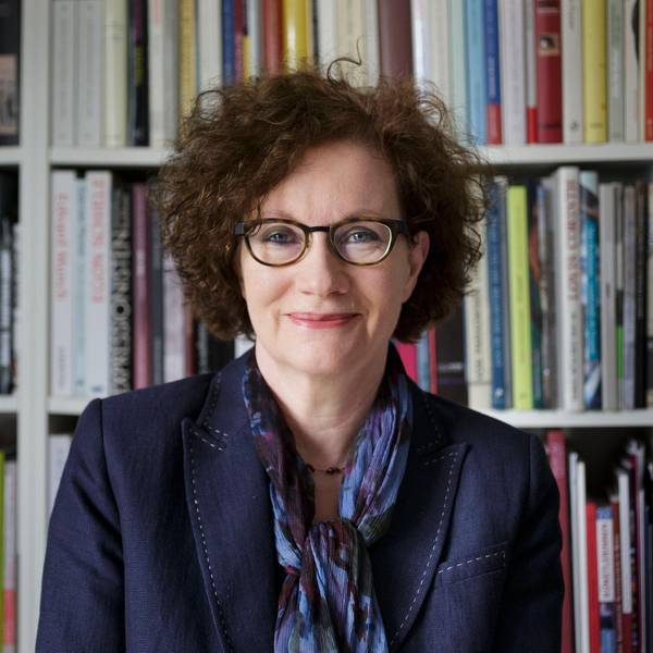 Hannelore Fischer steht vor einer Bücherwand.