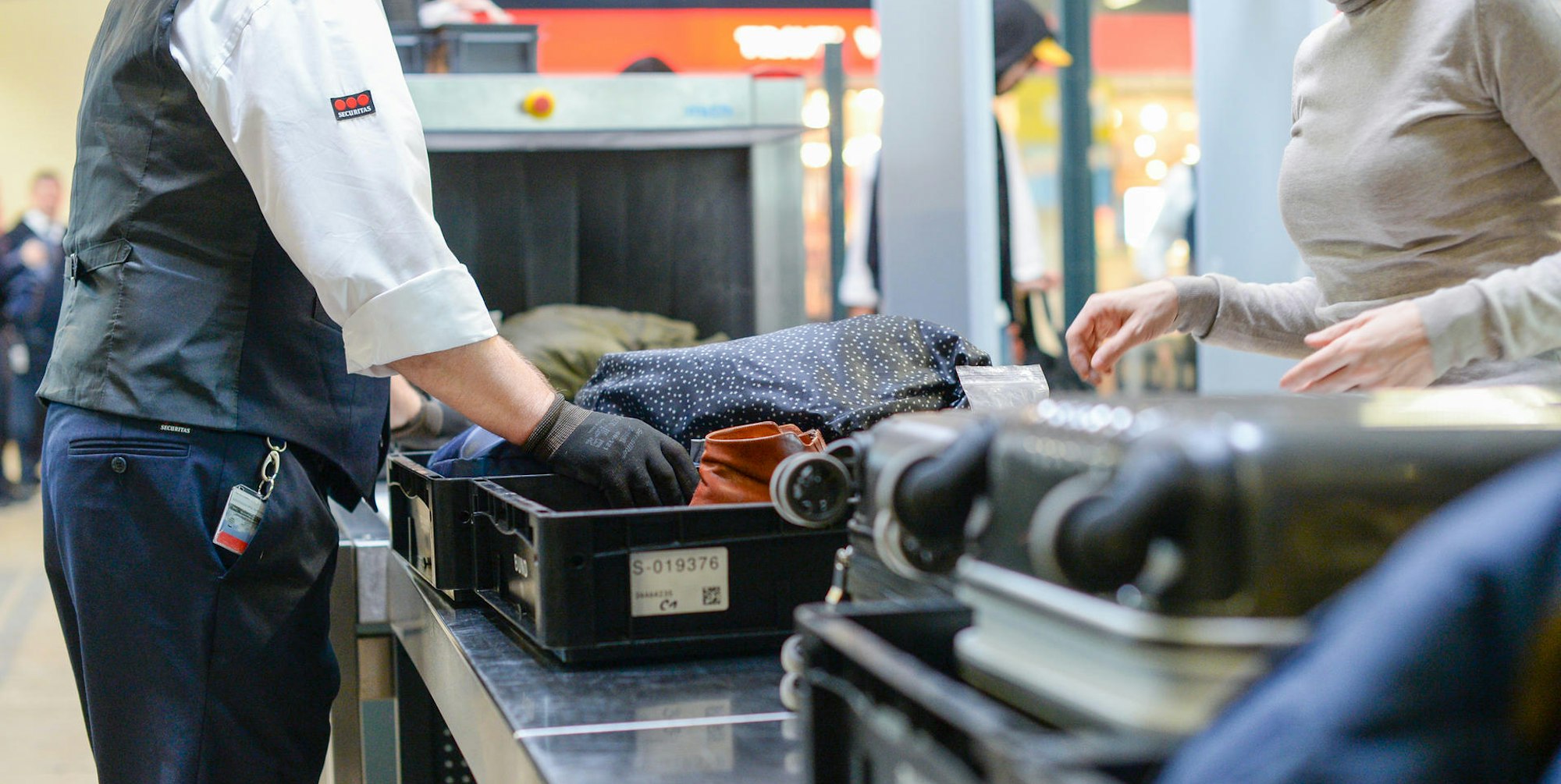 Flughafen Kontrolle Sicherheit Symbolbild