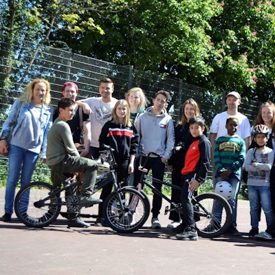 ks_MEschenich_Schueler_Studenten_auf_Tennisplatz