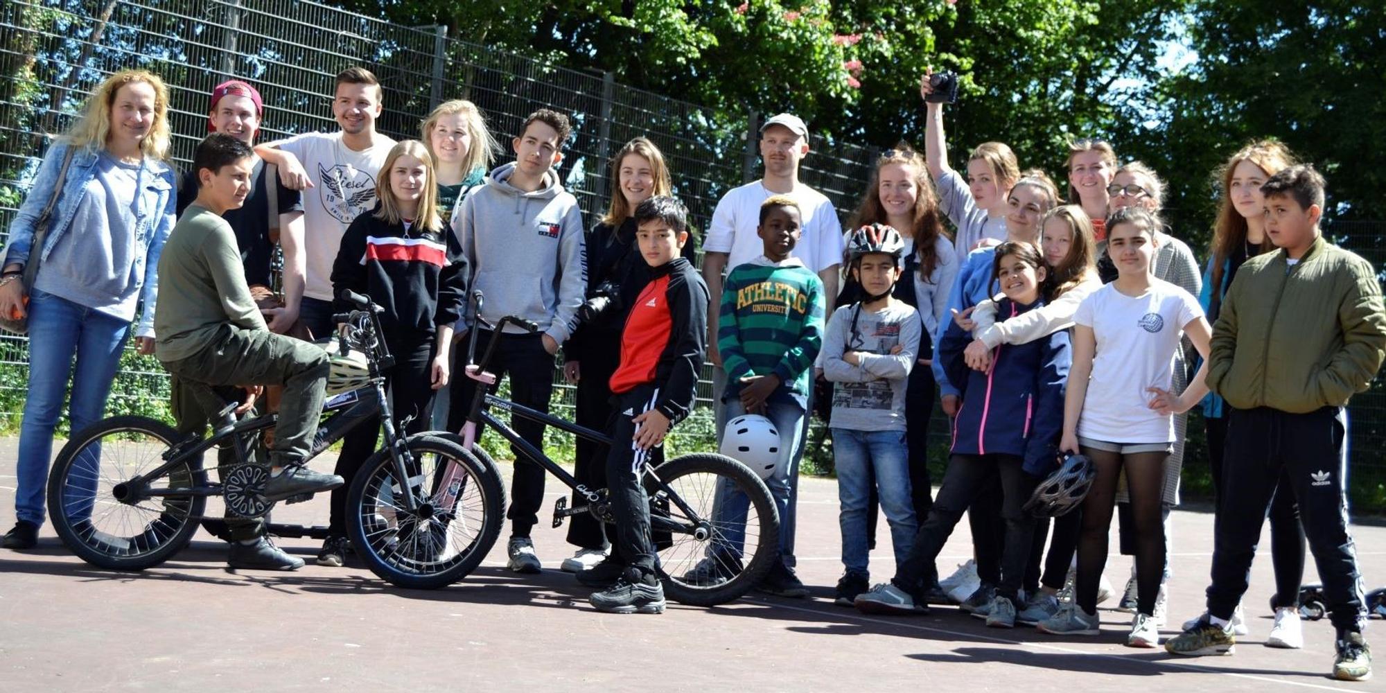 ks_MEschenich_Schueler_Studenten_auf_Tennisplatz
