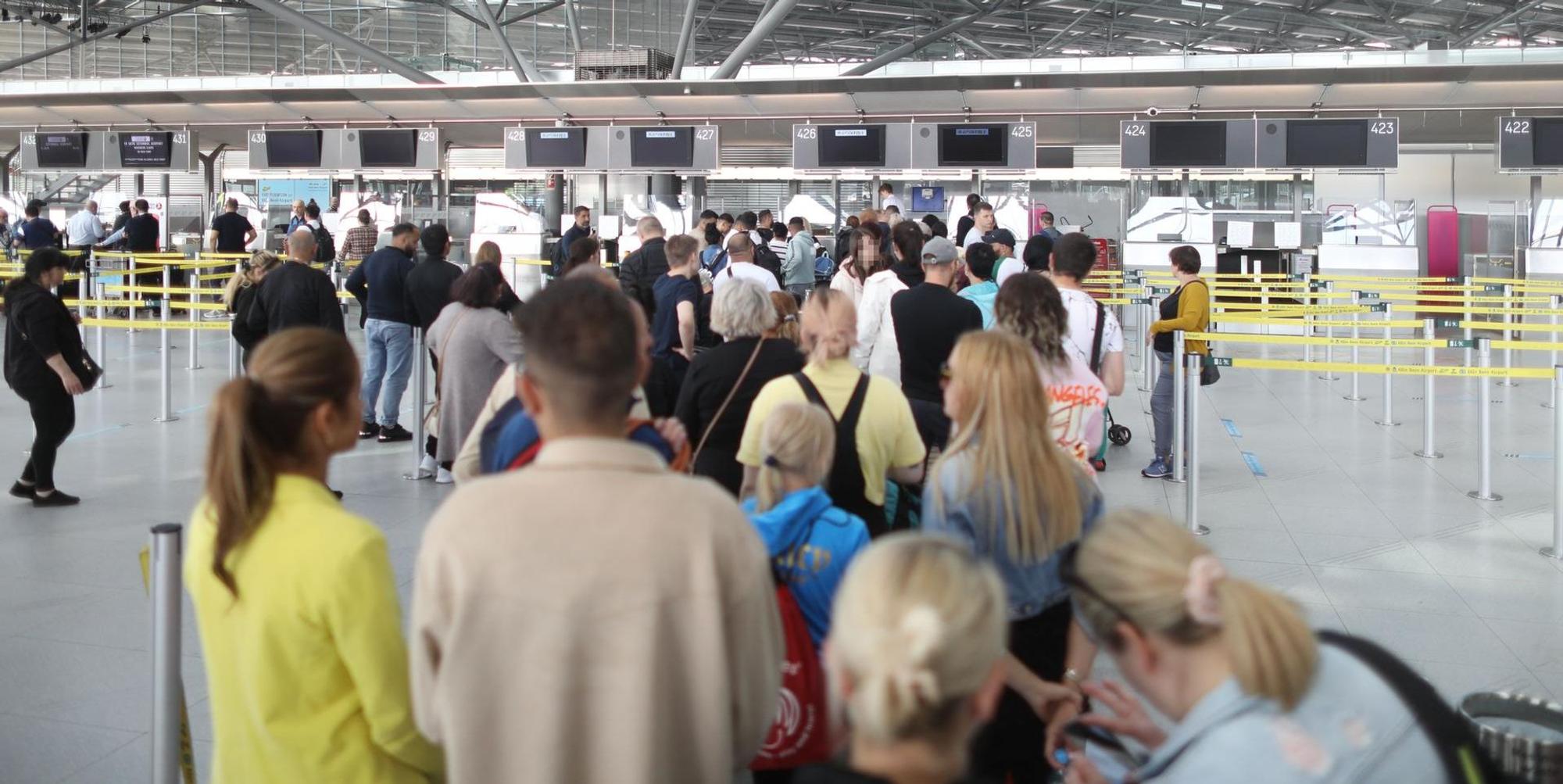 Flughafen Köln Schlange Archiv KRA