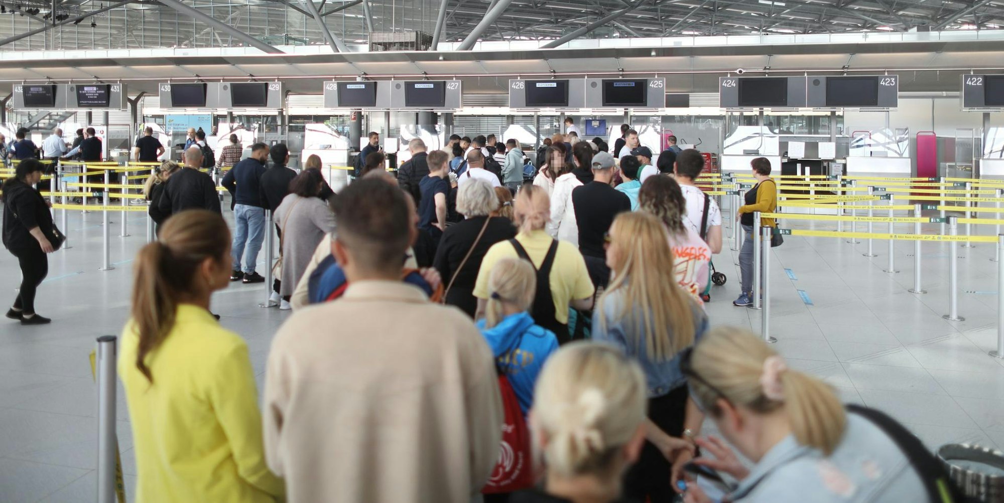 Flughafen Köln Schlange Archiv KRA