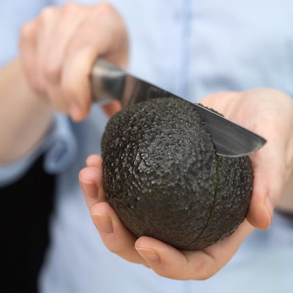 Avocado_aufscheiden_Hand_Messer_dpa