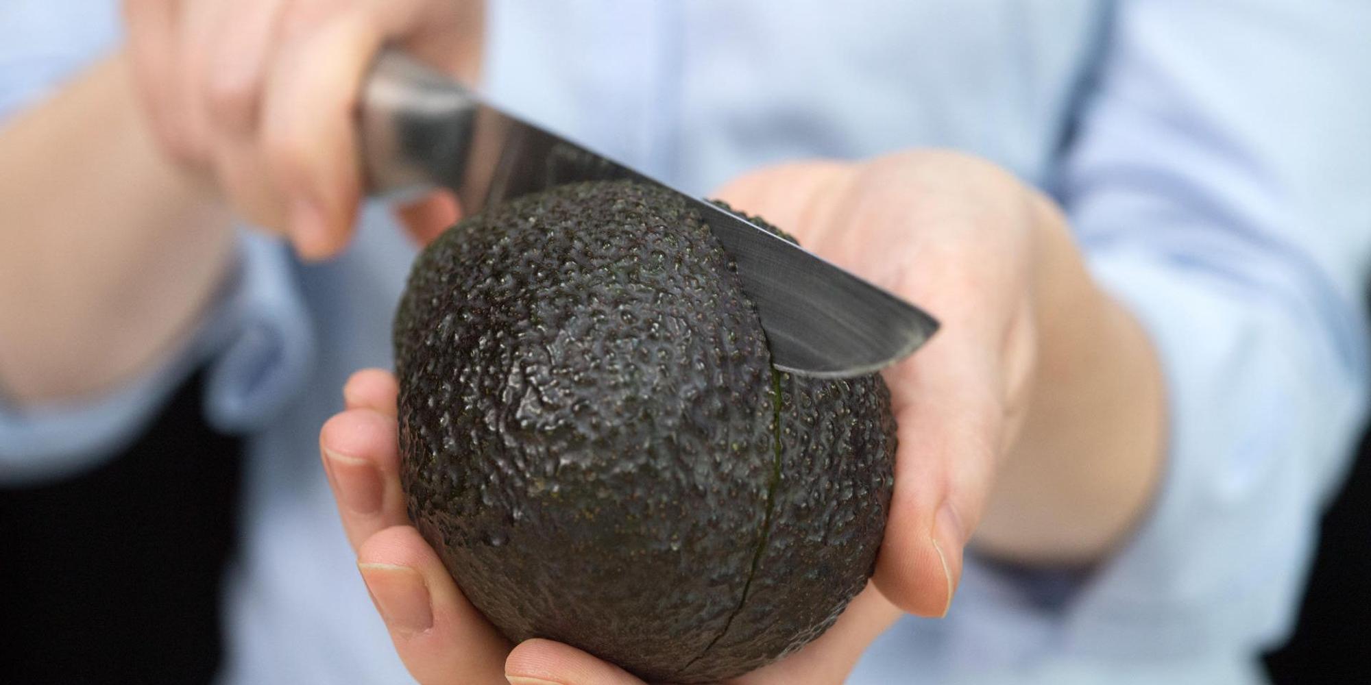 Avocado_aufscheiden_Hand_Messer_dpa