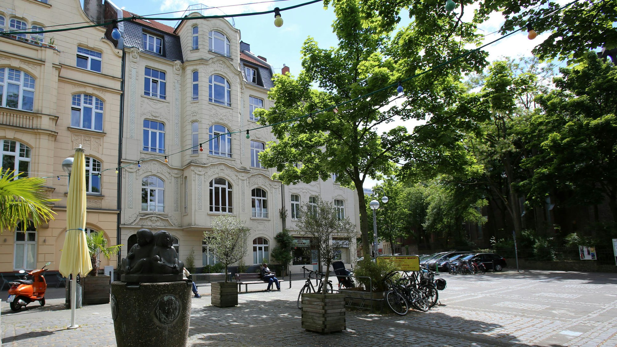 Blick auf einen Platz vor Reihenhäusern aus der Gründerzeit