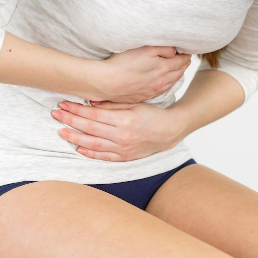 Frau hat Bauchschmerzen