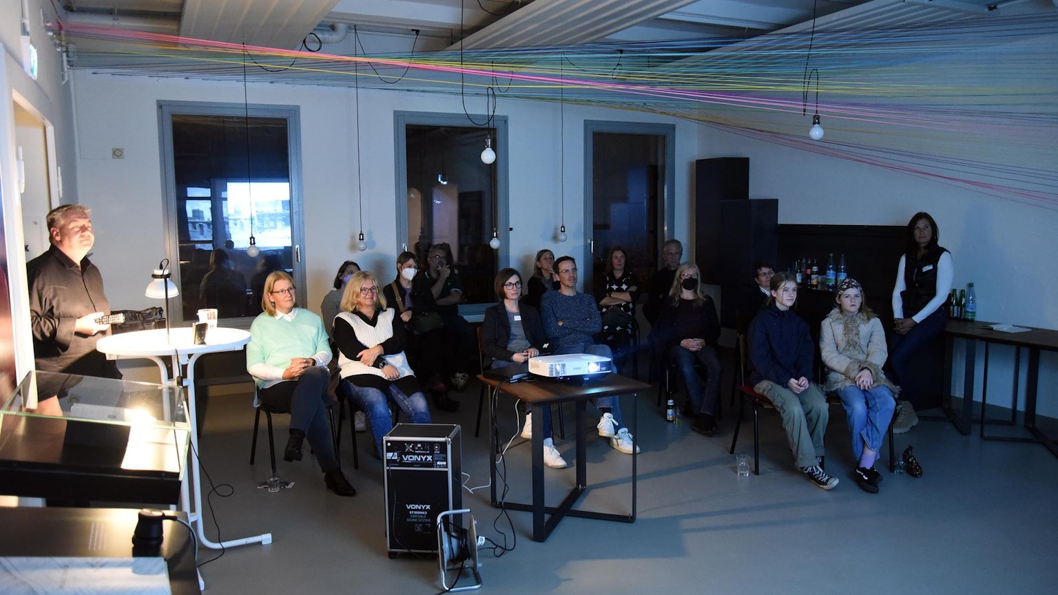 Der Filmvortrag ist gut besucht: Viele Teilnehmende sitzen im Vorführraum und schauen sich den Film an.