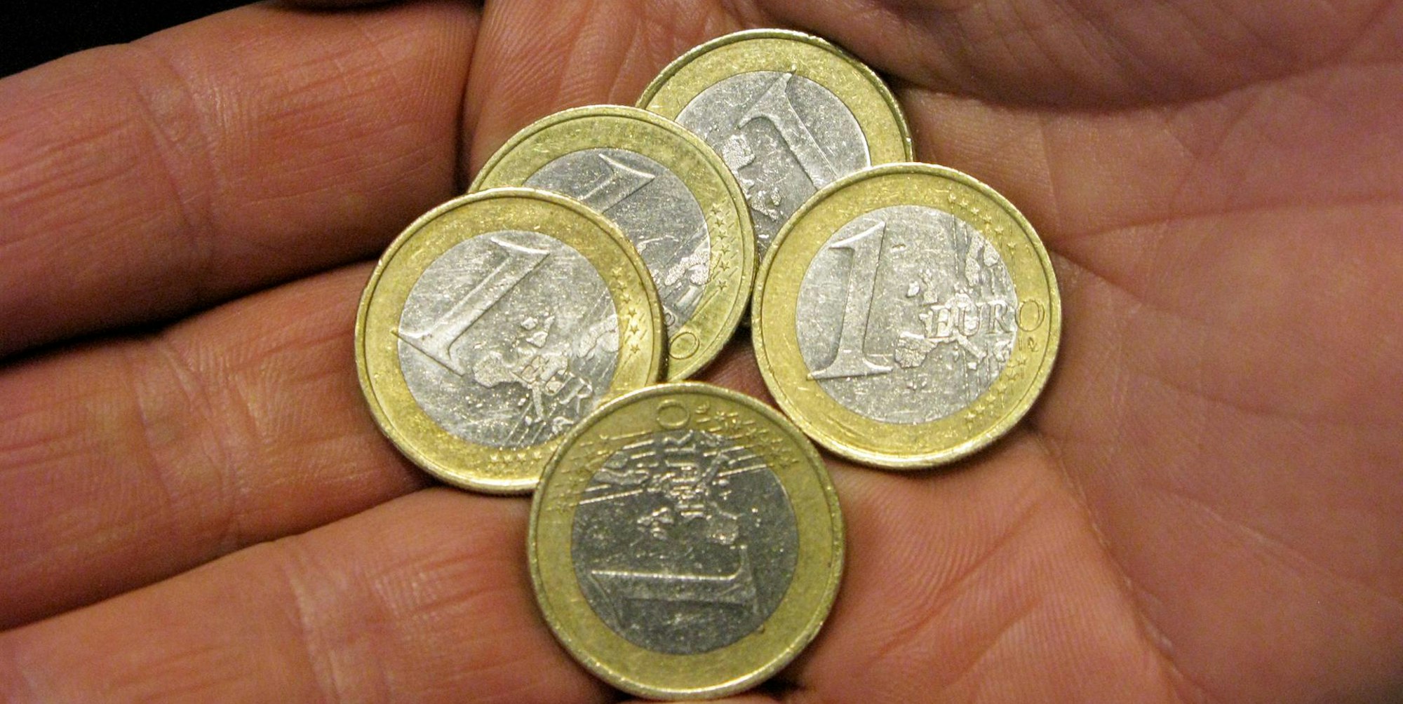 münzen auf hand