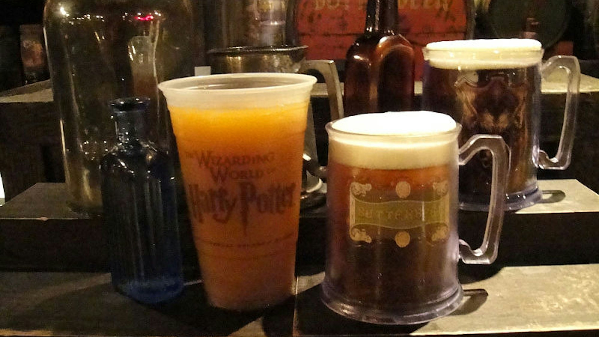 Bier in Biergläsern und Becher mit Harry Potter-Schriftzug