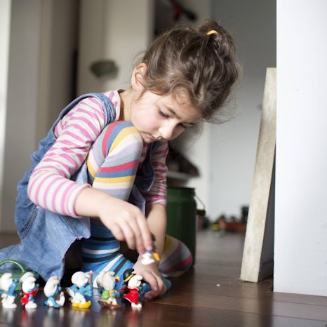 Kind alleine zuhause imago