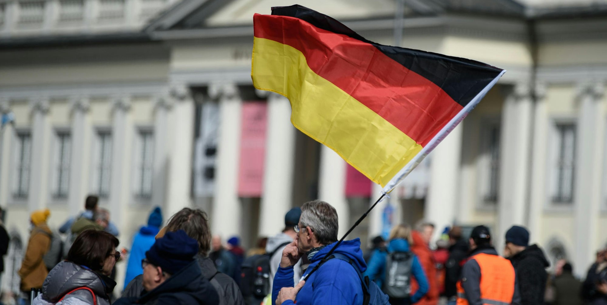 Protest Demo Deutschlandfahne dpa