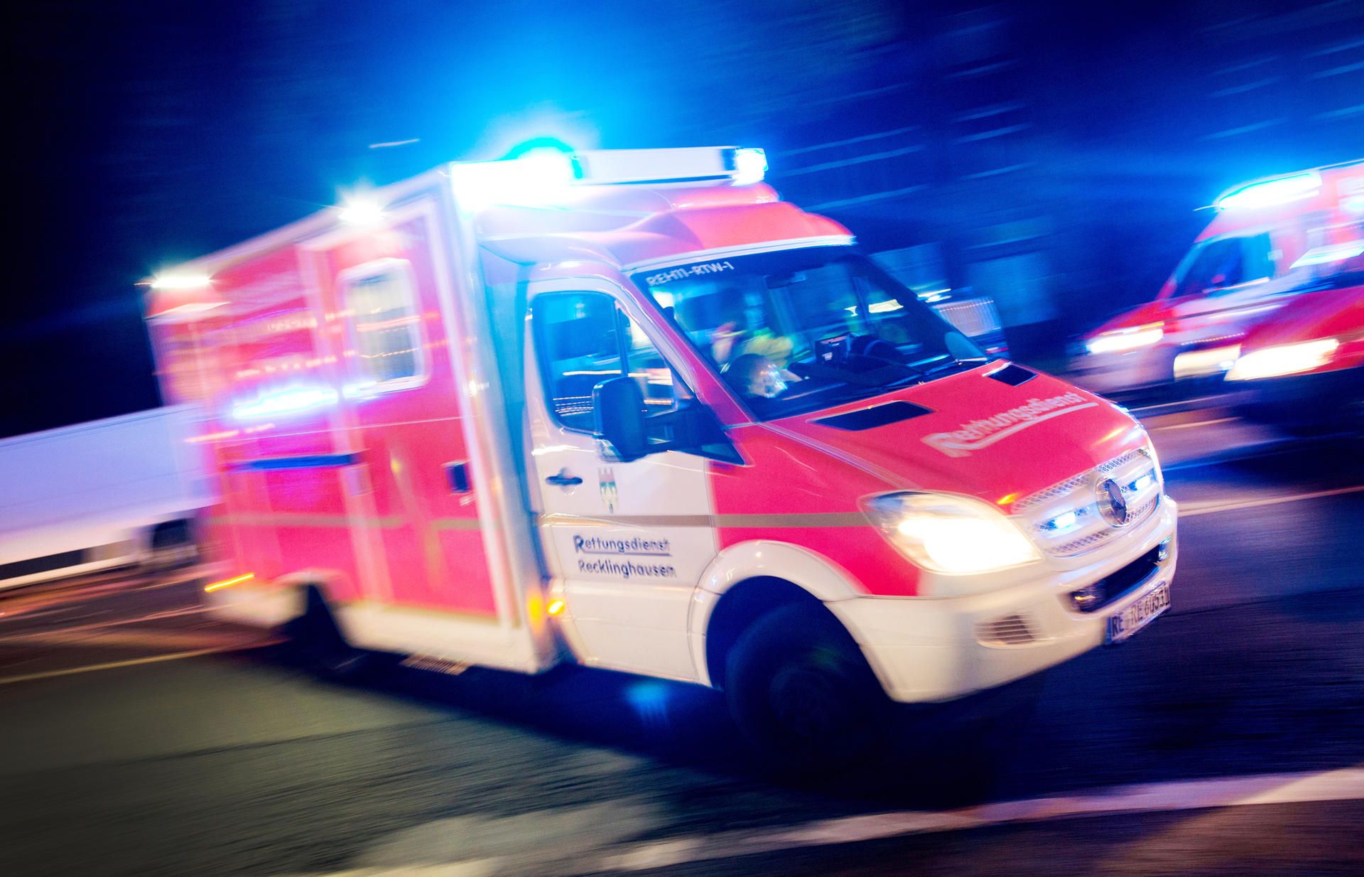 Krankenwagen Blaulicht Symbolbild 5