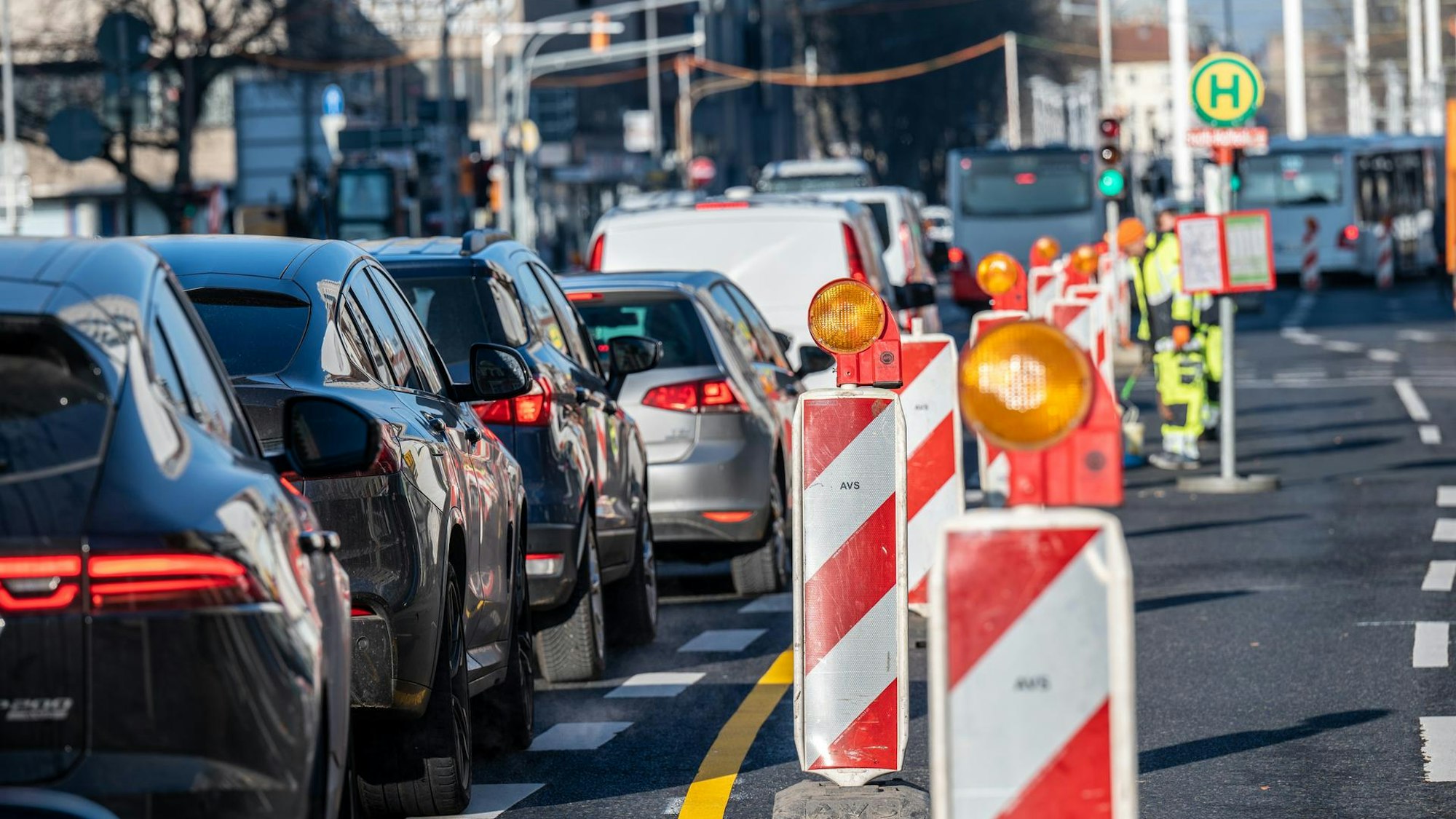 Autos stehen an einer Baustelle im Stau.