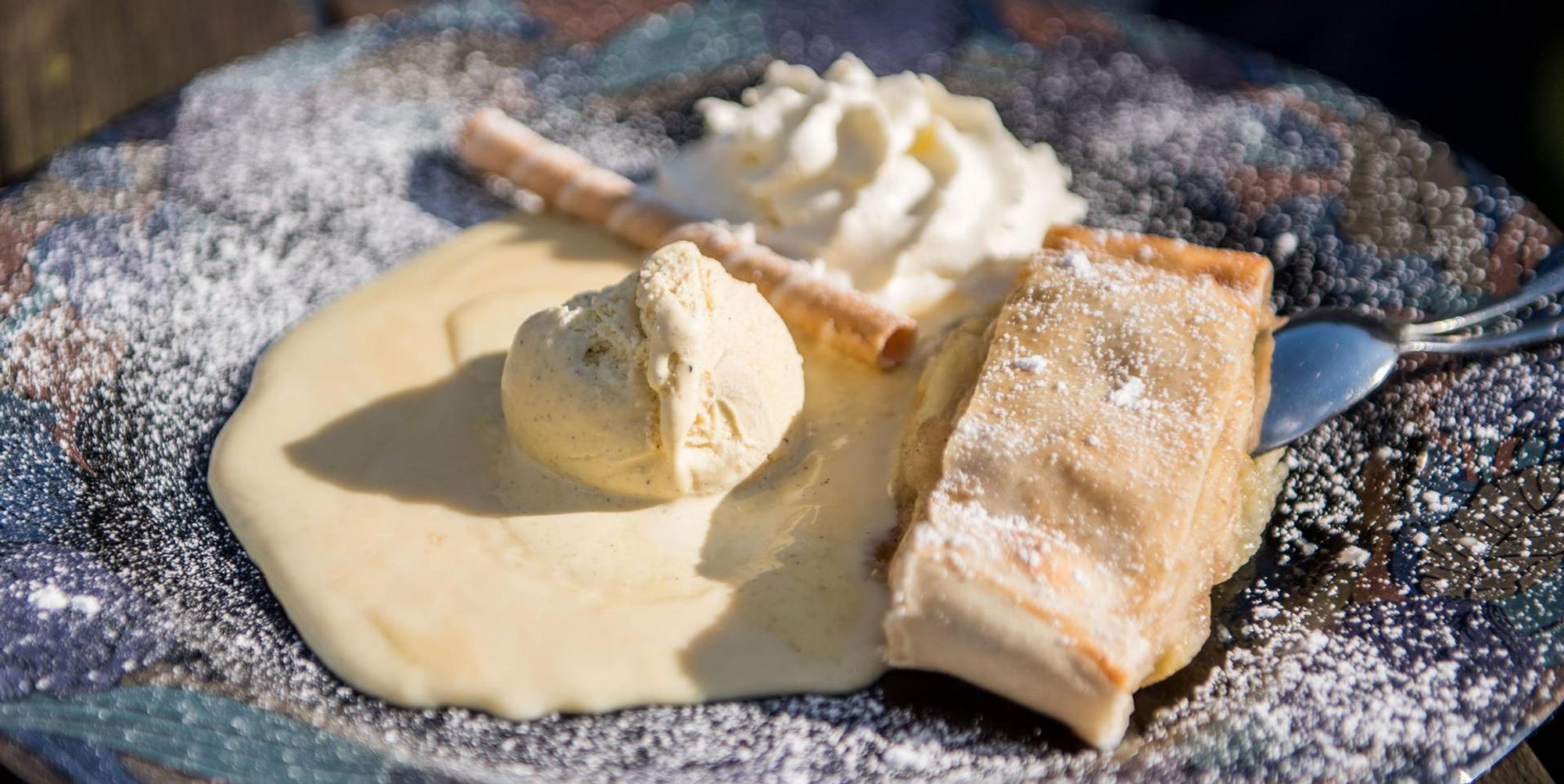 Zuckerfrei Apfelstrudel mit Eis und Sahne