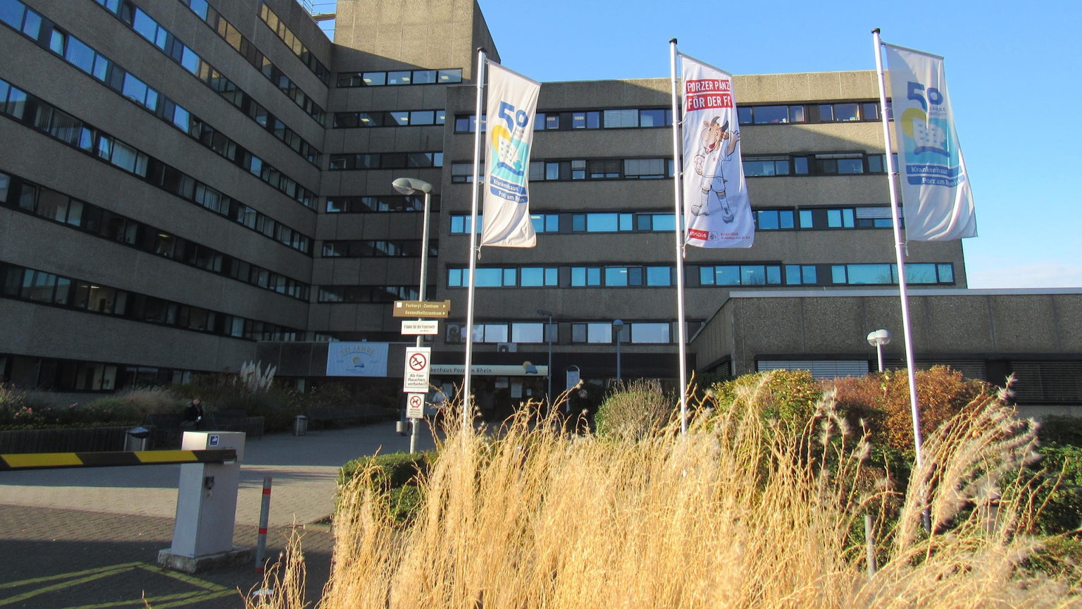 Das Gebäude des Krankenhauses mit Flaggen davor.