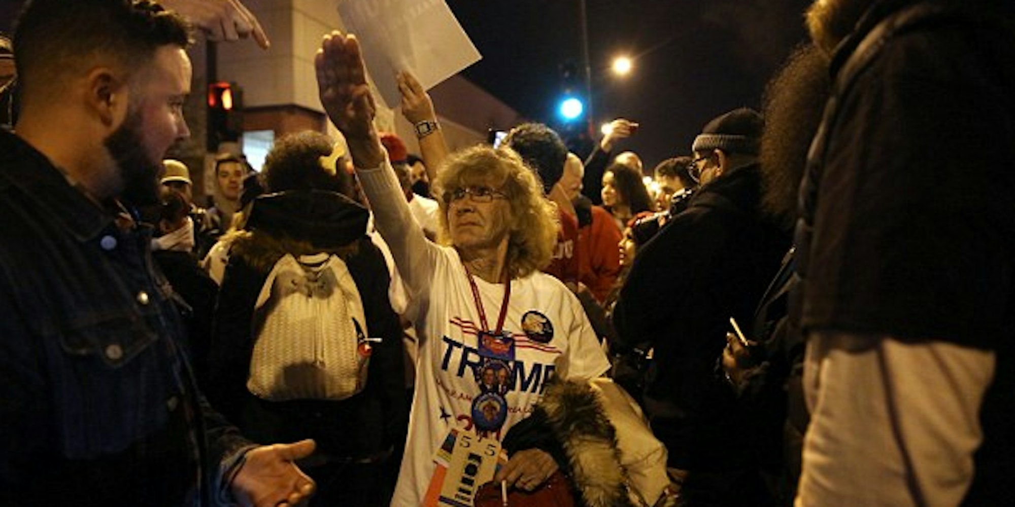 Eine Berlinerin zeigt den Hitlergruß bei einer Trump-Wahlkampfveranstaltung